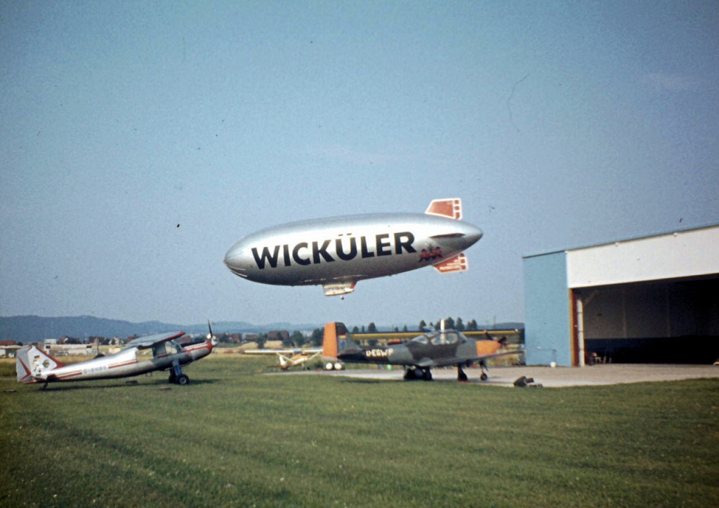 Die Aufnahme müsste aus 1974 sein. Die etwas weiter entfernten Hallen sind das heutige Airfield.