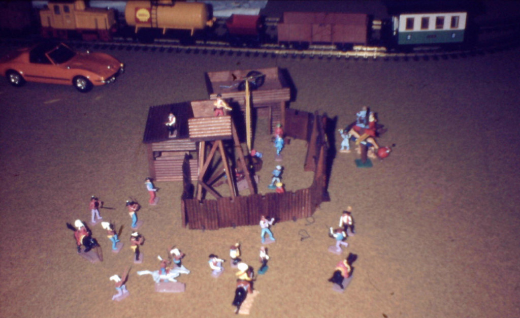 Mein Cowboy-Fort und die Lehmann-Großbahn im Hintergrund. Traditionell rund um den Weihnachtsbaum aufgebaut. Hier im Dezember 1975 ... da war das gute Stück bereits 3 Jahre alt.