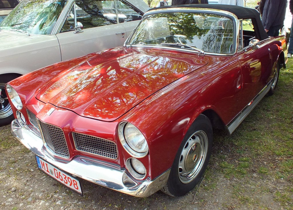 Ein Facel Vega, noch nie davon gehört. Neben mir fotografierte ein älterer Mann, der mich ganz erstaunt ansprach, ob ich so ein Fahrzeug schon mal gesehen hätte.