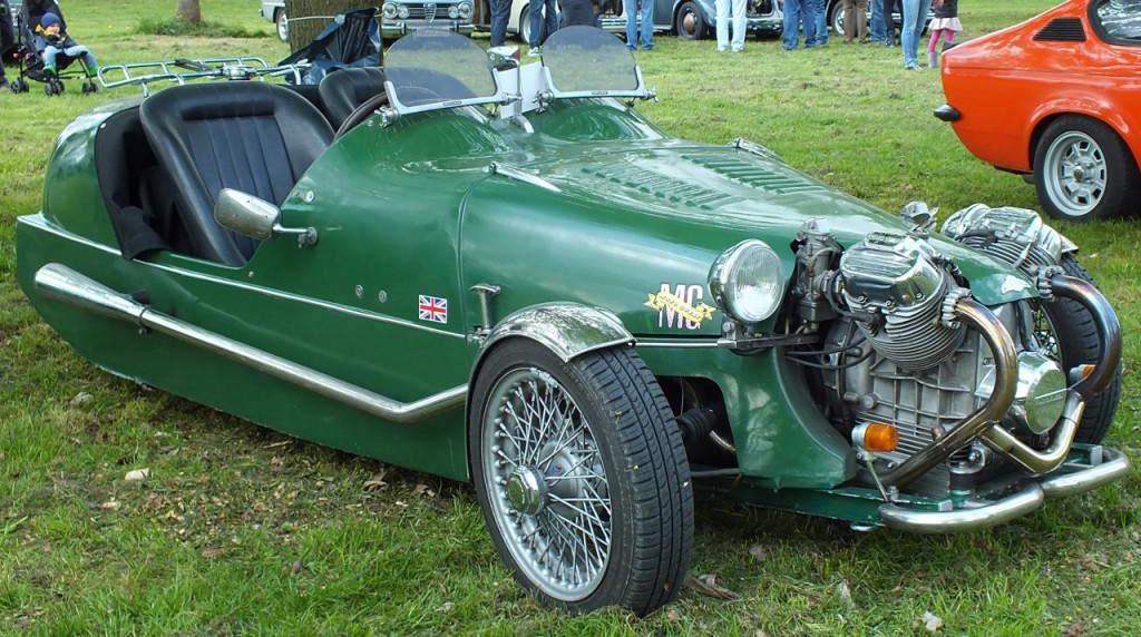 Die spinnen, die Briten. Autos mit drei Rädern :-)