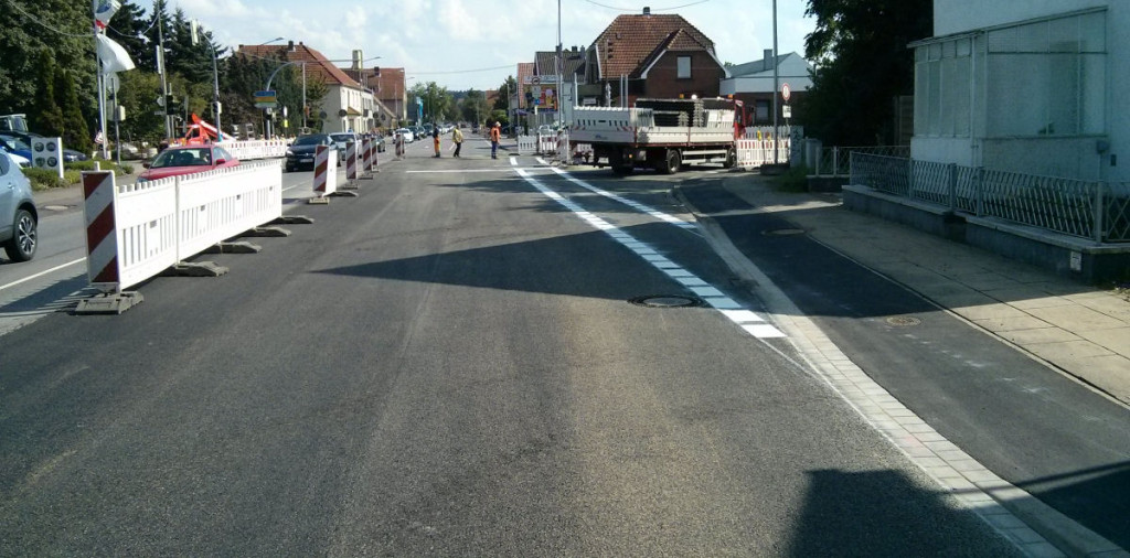 Kreuzung Eidinghausener Straße - Werster Straße Führung des Radverkehrs auf der Fahrbahn etwas mehr von der Mitte aus gesehen