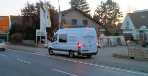 Lieferwagen auf Radweg