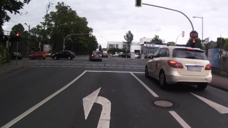 Nach dem Überholvorgang links neben der Linksabbiegespur hat sich der Taxifahrer rechts eingeordnet!