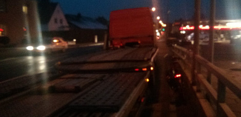 Es wäre ja auch mit mehr Aufwand verbunden, auf das Gelände des Autohändlers zu fahren. Dann lieber den Verkehr behindern.