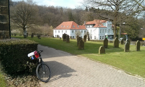 Grabsteine an der Kirche in Bergkirchen