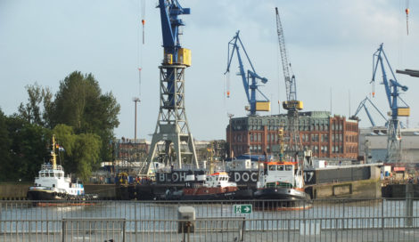 Noch bevor die Queen Mary 2 in Sicht kam, zogen Schlepper das Dock auf.