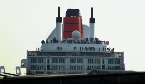 Dann konnte man die ersten Aufbauten des Kreuzfahrtschiffes über den Landungsbrücken erkennen.