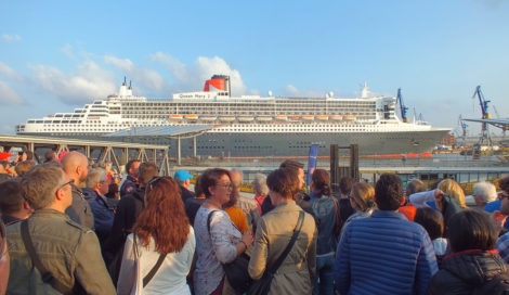 Die Queen Mary 2 in ganzer Pracht. Wir hatten echt einen super Ausblick. Gut, mussten auch 1 1/2 Stunden dort warten ;-)