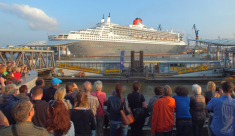 Die Queen Mary 2 wurde erst rückwärts die Elbe hoch gezogen und dann langsam vorwärts ins Dock geschoben.