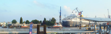 Da kommt der Verschluss vom Dock schon wieder die Elbe runter.