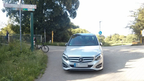 Auto mitten auf dem Else-Werre-Radweg geparkt - obwohl auf dem Parkplatz direkt daneben reichlich frei war.