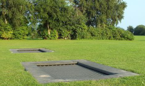 In Rasenfläche eingelassenes Trampolin auf dem Ostseecampingsplatz in Waabs