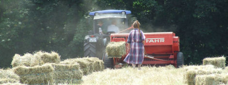 New Holland mit Fahr-Presse im Einsatz