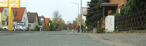 Hochstehender Gullideckel