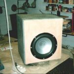 Ein Subwoofer in einem Werkzeugkeller mit Graniteffektlackierung und Holzfront.