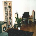 Ein Wohnzimmer mit selbstgebautem Hifi-Regal, Subwoofer, DVD-Ständer und Deko