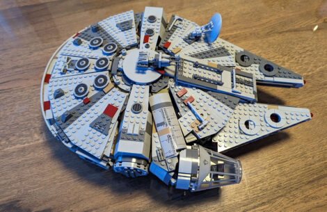 Der Millennium Falcon aus Lego auf einer Holztischplatte.