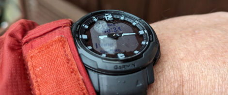 Eine Smartwatch mit deutlich sichtbarem Kondenswasser unter der Linse der Uhr.