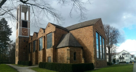 Die Auferstehungskirche in Bad Oeynhausen. Links am Gebäude ist der Kirchturm zu sehen und rechts eine hohe Fensterfront.