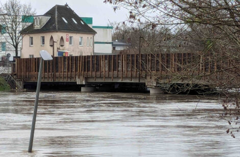 Eine Brücke über einen Fluss. Der Wasserspiegel ist knapp einen Meter unter der Unterkante der Brücke.