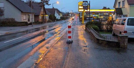 Eine Warnbake auf der Kante zwischen dem Radweg- und dem Gehwegteil einer Straße.