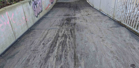 Die Abfahrt unter der Eidinghausener Straße aus Osten kommend ist noch mit dem Schlamm des Hochwassers komplett bedeckt.