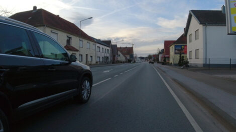 Ein überholendes KFZ mit zu wenig Sicherheitsabstand.