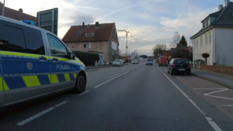 Ein Polizeibulli überholt mit ausreichendem Sicherheitsabstand.