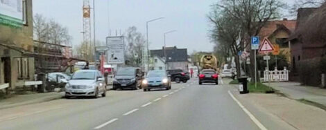 Etliche Fahrzeuge wenden auf der Fahrbahn einer Straße vor einer Vollsperrung.