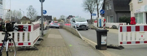 Ein Auto fährt auf einem schmalen Gehweg rückwärts zurück.