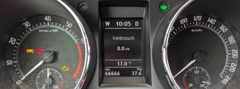 Das Armaturenbrett eines Skoda Yeti mit dem Kilometerzähler beim Stand von 66.666 Km