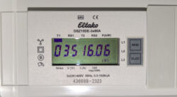 Ein Verbrauchszähler für Strom in einem Elektrokasten verbaut. Die Anzeige lautet 3516,06 kWh