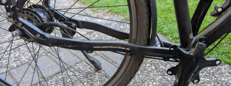Kettenstrebe eines Fahrrad mit demontierter Kette und ohne Kettenblatt an der Kurbel.