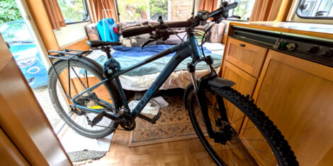 Ein Jugendfahrrad von Cube mit 29-Zoll-Rädern steht in einem Eriba-Wohnwagen. Aufgrund der Perspektive wirkt es ziemlich groß.
