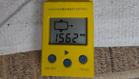 Eine gelbe, mobile Wohnwagenwagenwage, welche 1.562 Kg anzeigt.