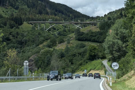 Serpentinen über Brücken hinter Pian San Giacomo