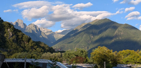 Bewaldete und kahle Berge der italienischen Alpen.