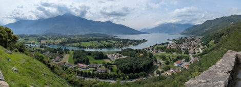 Blick von einem Berghang auf den Comer See und dessen nördlichen Zufluss.