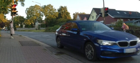 Ein Fahrzeug ist bei dunkelorange über eine ampelgesteuerte Querung für Fußgänger gefahren.