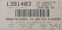 Das Typenschild auf der Rückseite einer IBM Tastatur mit der Angabe des Baujahres 1994.