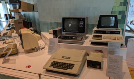 Ein Appel II neben einem PET 2001 und weiteren 8-bit-Rechner auf einem Sideboard.