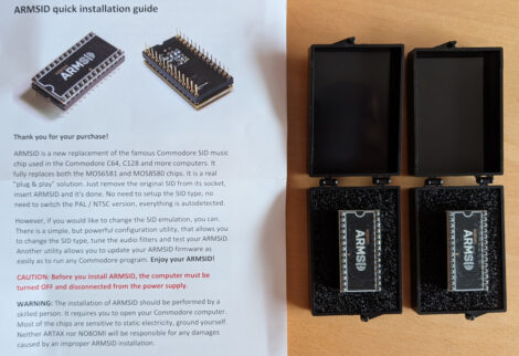 Die Bedienungsanleitung zweier aktueller SID-Nachbauten - ArmSID. Die Chips liegen in kleinen Plastikkistchen neben der Anleitung.