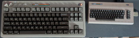 Eine 8bitdo-Tastatur im C64-Style neben einem C64-Mini.