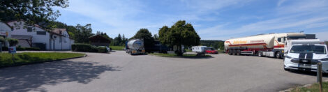 Ein Rastplatz hinter einer Tankstelle in Bernau am Chiemsee