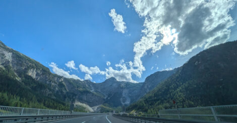 Blick von der Autobahn auf das Tauernmassiv kurz vor der Einfahrt in den Tunnel.