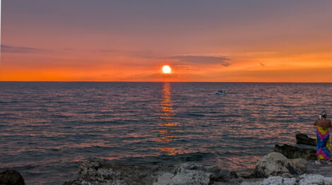 Ein tieforangener Sonnenuntergang über der Adria