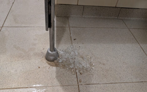 Glasscherben in einer Duschkabine eines der Waschhäuser auf dem Platz.