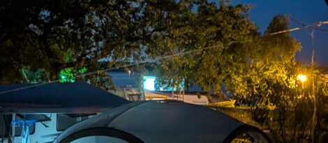 Strandkino durch die vielen kleinen Eichenbäume eines Campingplatzes aufgenommen.