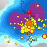 Regenradar mit dutzenden Blitzen. Der Standortmarker ist genau in der Mitte der Karte.