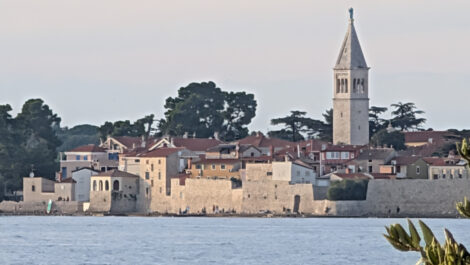 Blick auf Novigrad mit dem markanten Kirchturm über die Bucht der Mirnamündung hinweg.